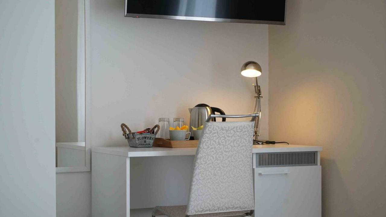 The White Building - Rooms Costermano Luaran gambar